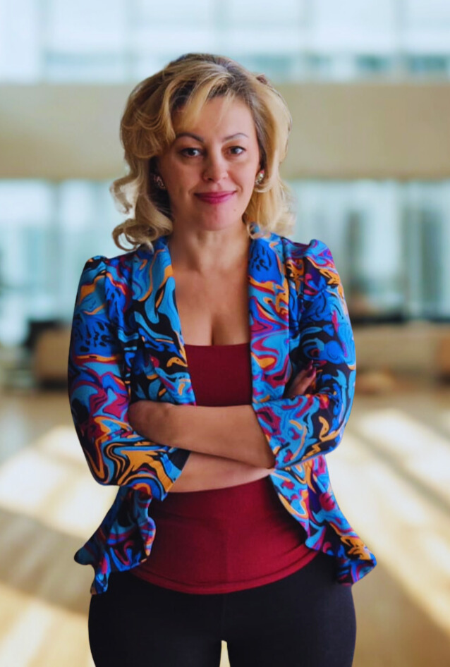 Ivana Cvetković Gicev, Geschäftsführerin der Lacidem GmbH, in professioneller Pose mit farbenfroher Jacke – Symbol für Führung, Persönlichkeit und moderne Markenidentität.