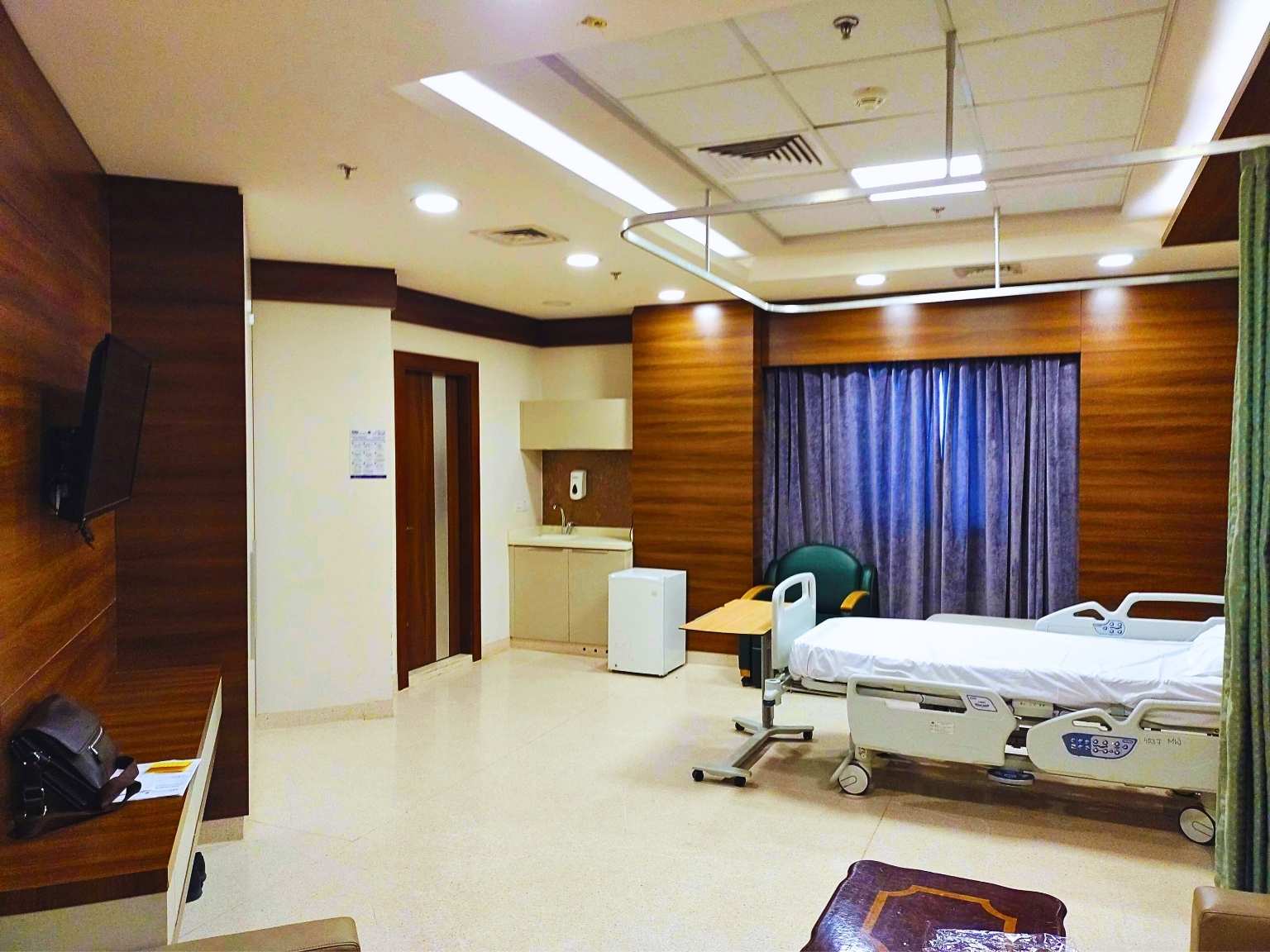 Patientenzimmer mit Pflegebett und Ausstattung – Gebäudereinigung für Gesundheitseinrichtungen mit höchsten Hygienestandards