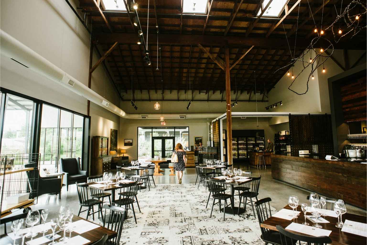 Gastronomie Empfangsbereich mit Sitzgruppen und Tageslicht – Gebäudereinigung für gastronomische Einrichtungen mit Fokus auf Hygiene und Ambiente