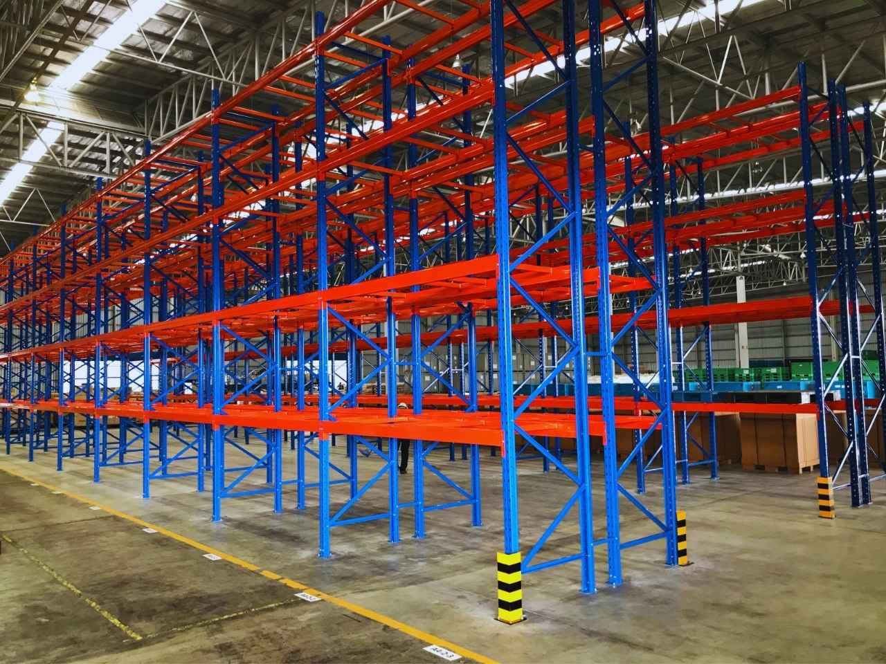 Industrie-Gewerbe Hochregallager mit markiertem Boden – Gebäudereinigung für Industrie- und Gewerbeflächen mit technischen Anforderungen