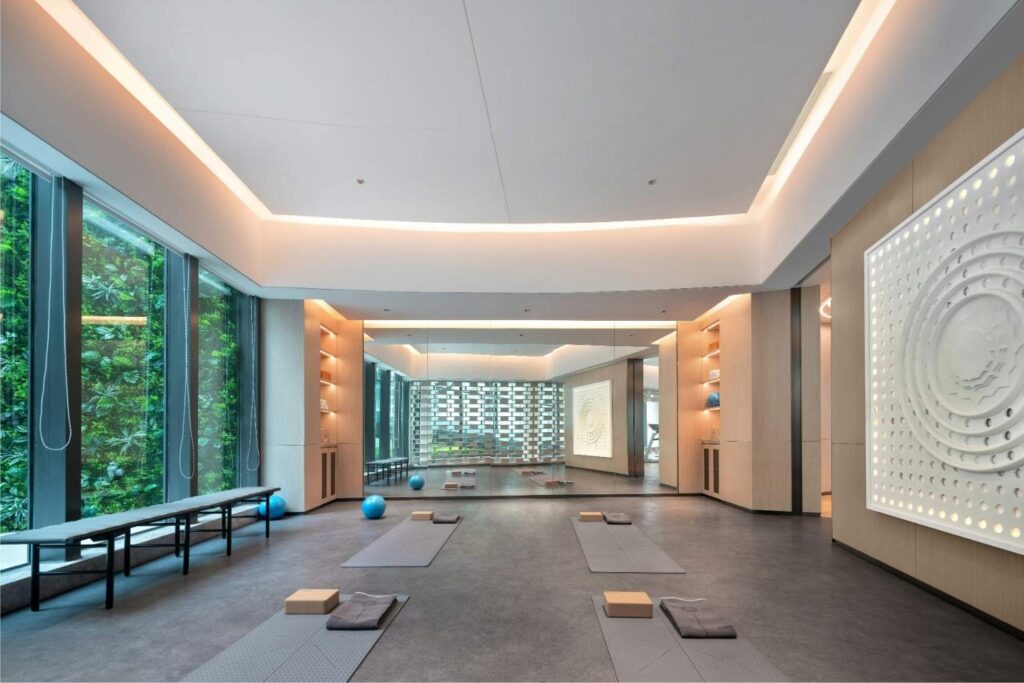 Bewegungsraum mit Yoga‑Ausstattung in Gesundheitseinrichtung – Gebäudereinigung für Pflege, Therapie und Prävention