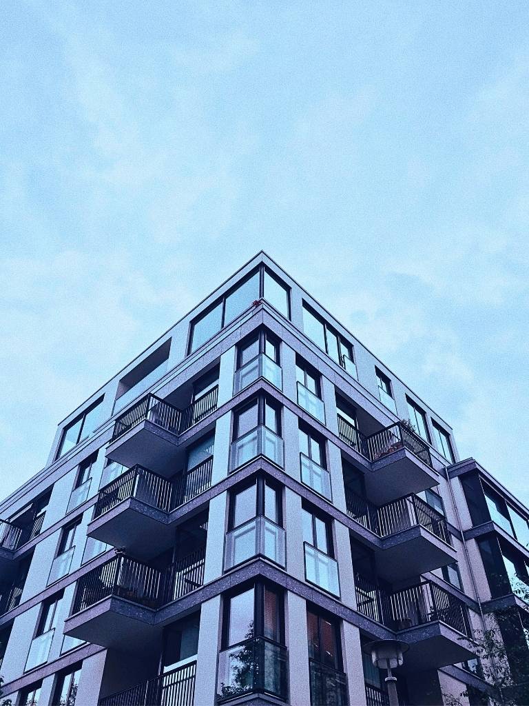 Modernes Mehrfamilienhaus mit klarer Linienführung, Balkonen und großflächigen Fenstern – ideal für professionelle Fassadenreinigung und Objektbetreuung im urbanen Raum.