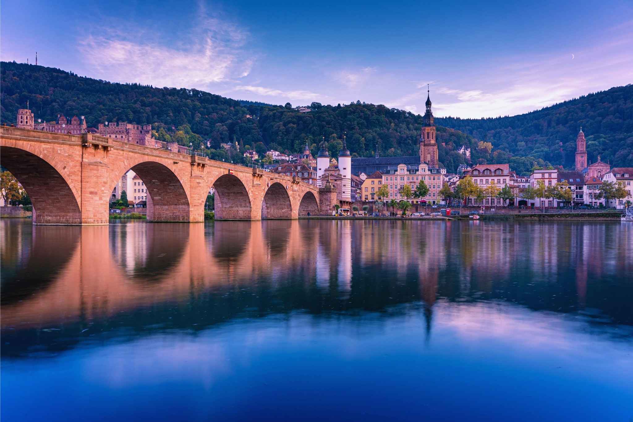 Alte Brücke in Heidelberg mit Altstadtpanorama – regionale Einsatzorte für Gebäudeservice und medizinische Personalvermittlung