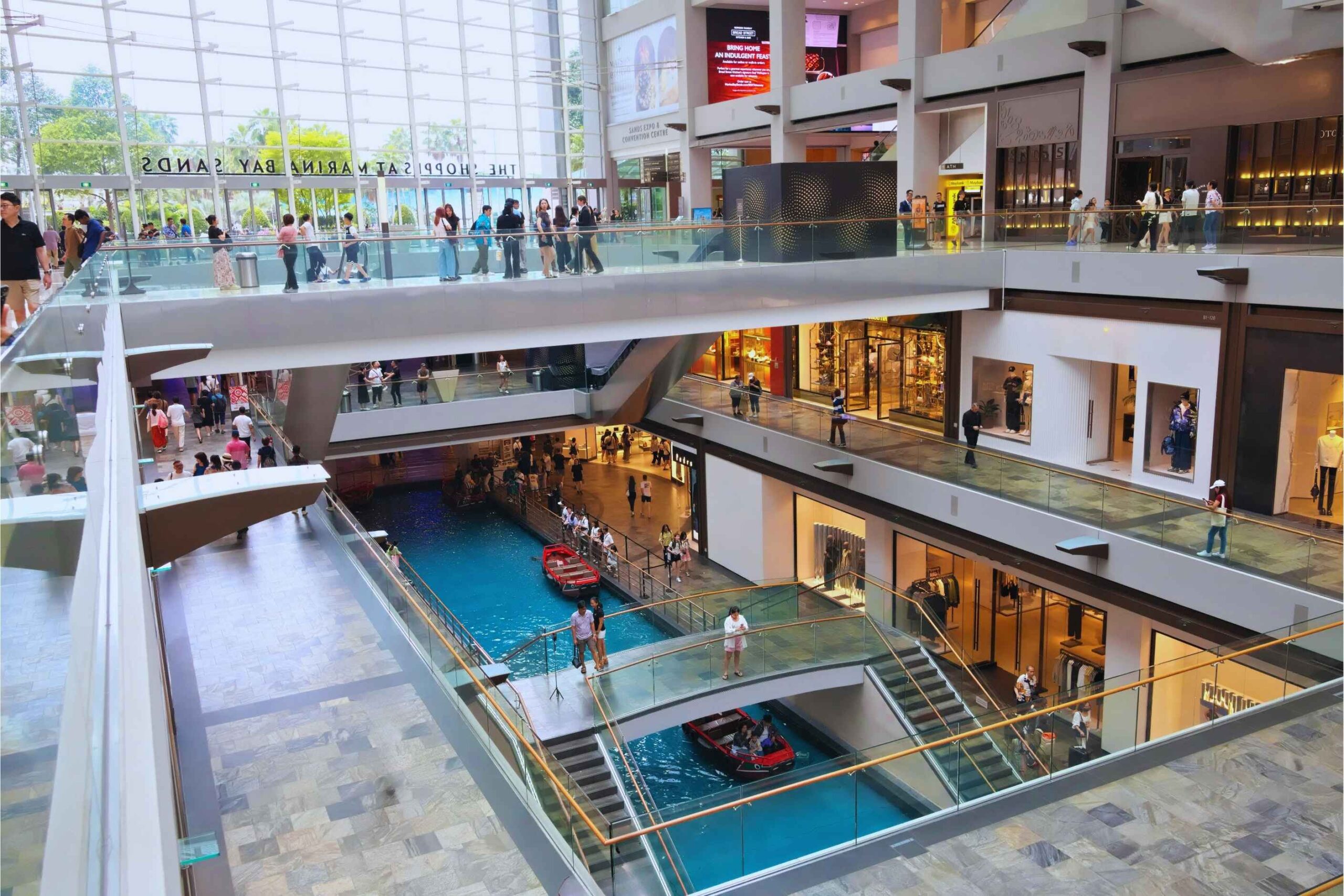 Einkaufszentrum mit Wasserkanal und Glasfassaden – Gebäudereinigung für exklusive Einzelhandelsflächen und Erlebnisbereiche