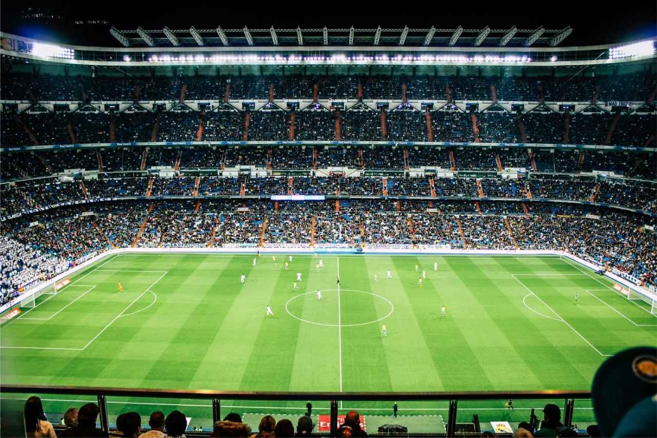 Vollbesetztes Fußballstadion während eines Spiels – Gebäudereinigung für Sport- und Veranstaltungsstätten mit hoher Besucherfrequenz