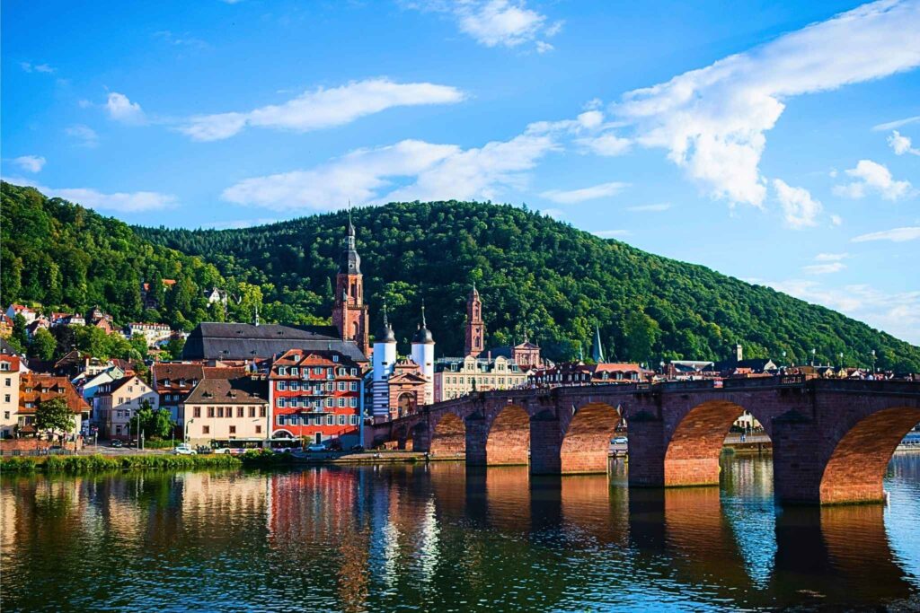 Alte Brücke in Heidelberg mit Altstadtpanorama – regionale Einsatzorte für Gebäudeservice und medizinische Personalvermittlung