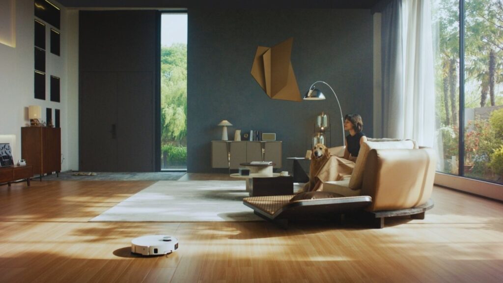 Lacidem Service Modernes Wohnzimmer mit Reinigungsroboter auf Holzfußboden – Symbol für automatisierte Reinigung und wohnliche Objektpflege