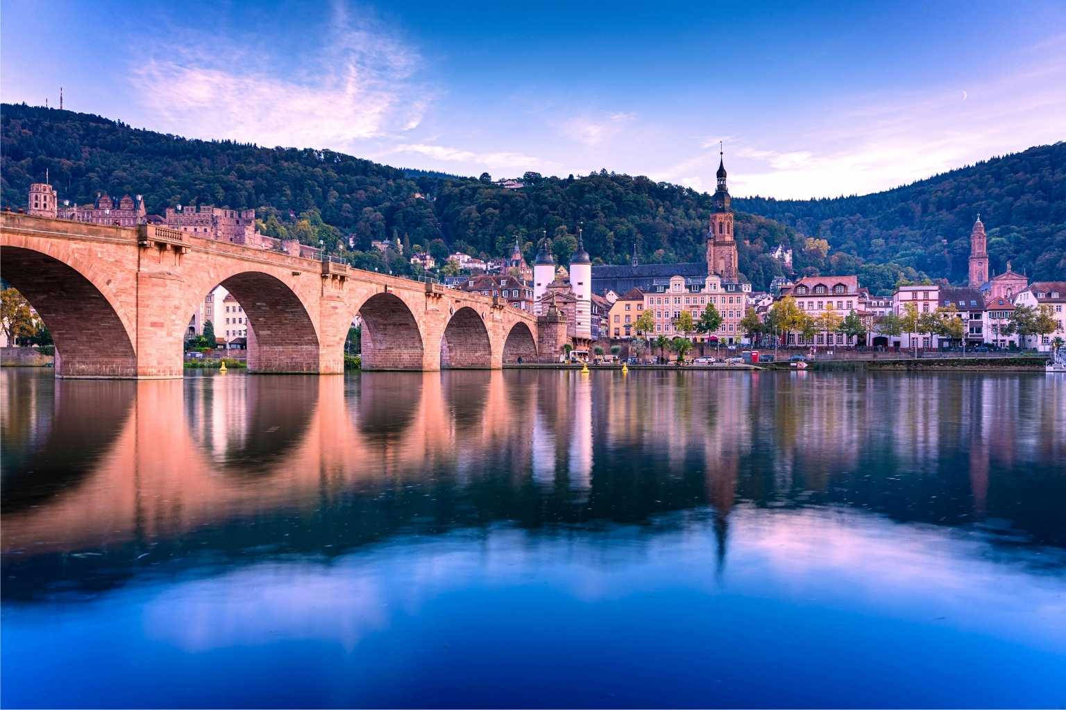 Alte Brücke in Heidelberg bei Sonnenuntergang – regionales Symbol für Qualität und Verlässlichkeit im Gebäudeservice