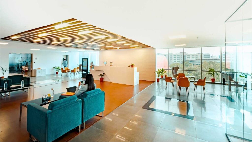 Empfangsbereich in öffentlichem Gebäude – professionelle Gebäudereinigung für publikumsintensive Zonen