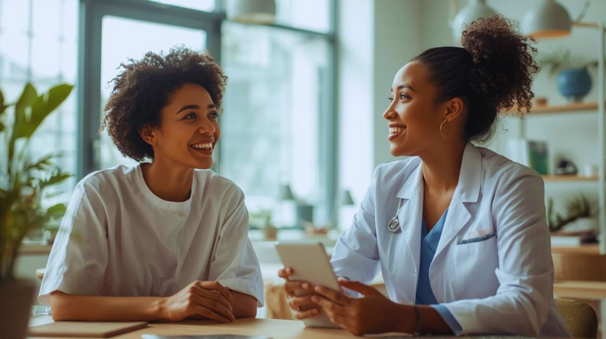 Medizinisches Beratungsgespräch zwischen Fachkraft und Personalvermittlerin in heller Praxisumgebung