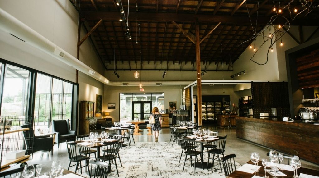 Gemütlicher Restaurantbereich mit gedeckten Tischen, warmem Licht und einladender Atmosphäre.