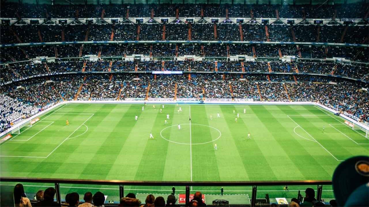 Vollbesetztes Fußballstadion während eines Spiels als Symbol für große Einsatzbereiche und vielfältige Kundenumgebungen.