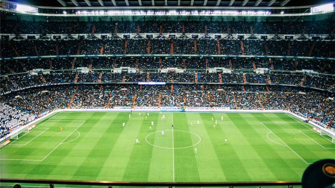 Vollbesetztes Fußballstadion während eines Spiels – Gebäudereinigung für Sport- und Veranstaltungsstätten mit hoher Besucherfrequenz