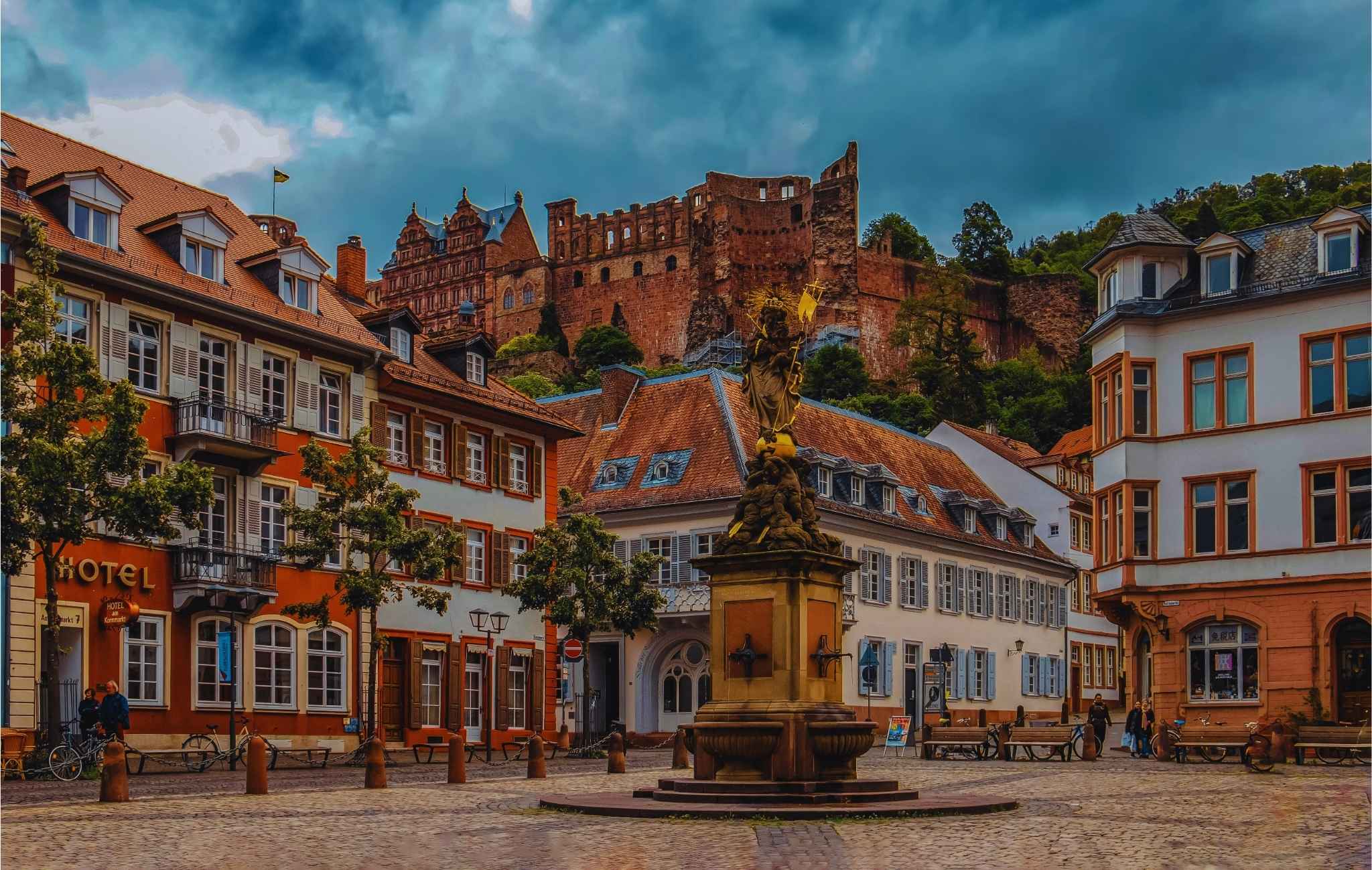 Heidelberg Historischer Marktplatz in der Heidelberger Altstadt mit Brunnen, farbigen Fassaden und Blick auf das Heidelberger Schloss