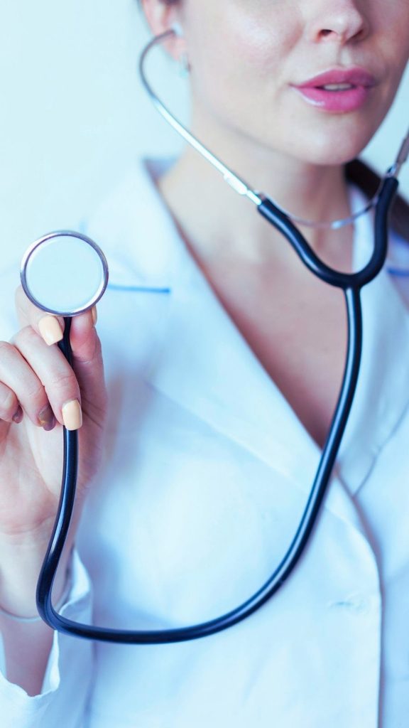 Medizinische Fachkraft mit weißem Kittel und Stethoskop als Symbol für berufliche Chancen im Gesundheitswesen