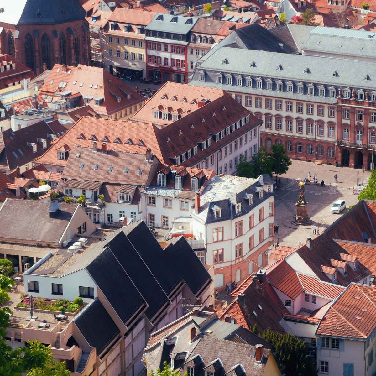 Emmertsgrund Luftaufnahme eines historischen Stadtviertels mit dicht stehenden Gebäuden und roten Dächern – eine detailreiche Ansicht der Heidelberger Altstadt.